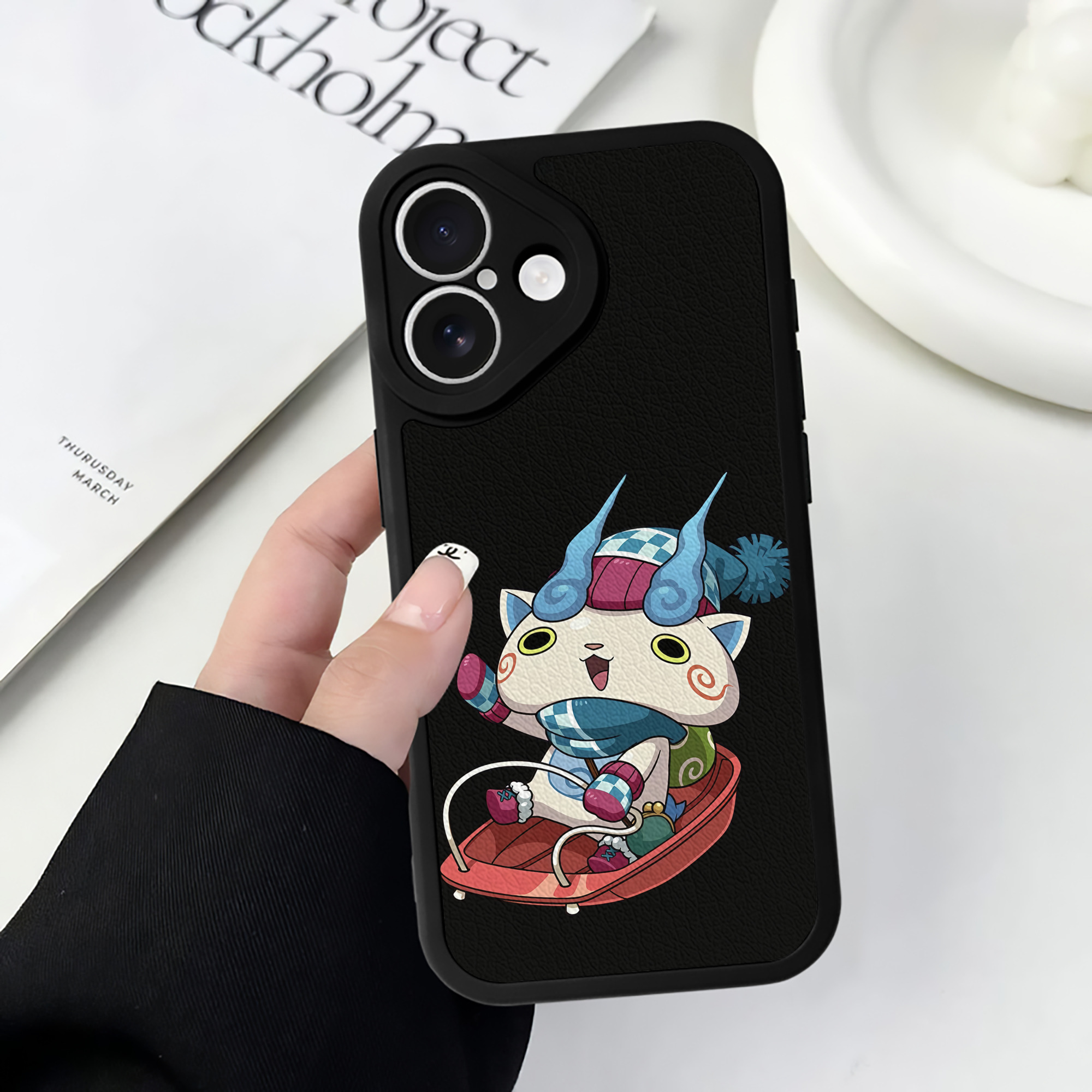 （画像用） 妖怪ウォッチ Yo-kai Watch 【iPhone 16シリーズ対応】シリコンスマホケース（レザー調） 材質：シリコン